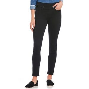 Levi’s Pull-on Skinny Jeans in Black